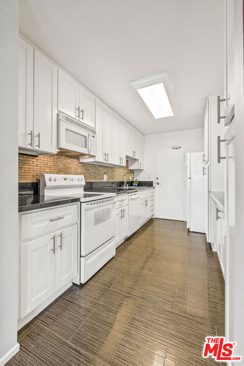 14506 Benefit Street, Sherman Oaks CA: https://media.crmls.org/mediaz/091dd53c-ce6a-4e0d-a112-3d459b16159d.jpg
