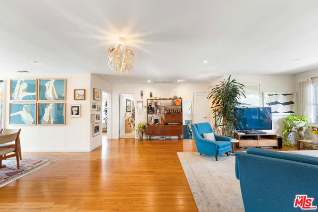 2316 Laurelmont Place, Los Angeles CA: https://media.crmls.org/mediaz/091dd6e4-a896-4fb9-a202-08a8d2260717.jpg