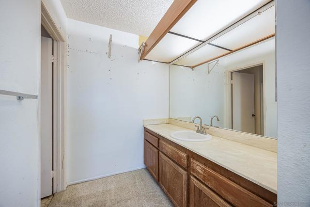 10129 E Glendon Cir, Santee CA: https://media.crmls.org/mediaz/091dd978-f336-489b-aa17-407e93a38b01.jpg
