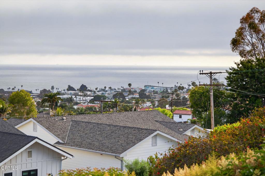 https://media.crmls.org/mediaz/091df39d-077f-41a4-8d02-57c32c28d0a4.jpg?preset=X-Large
