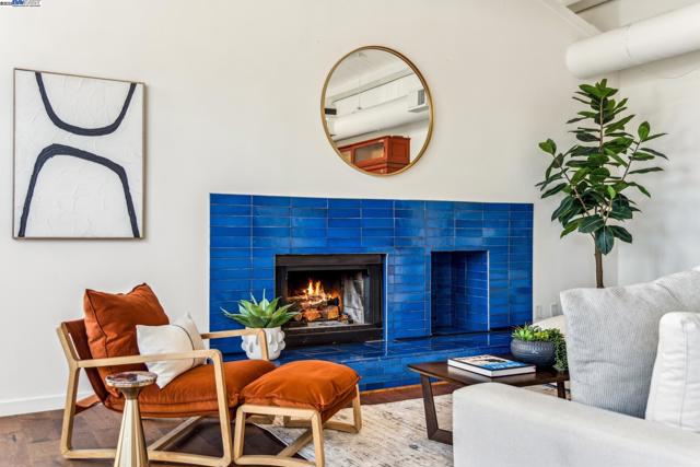 311 4th St, Oakland CA: https://media.crmls.org/mediaz/091edb8e-f06e-429e-890b-18ae1d98b081.jpg