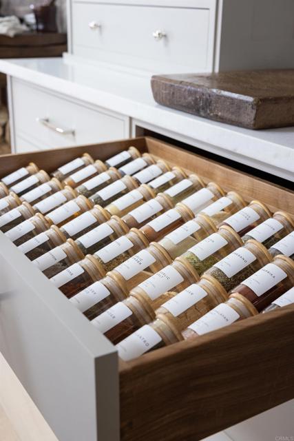 17845 Via de Fortuna, Rancho Santa Fe CA: https://media.crmls.org/mediaz/091eee52-d7fc-4d03-8f7f-86f6056675b0.jpg