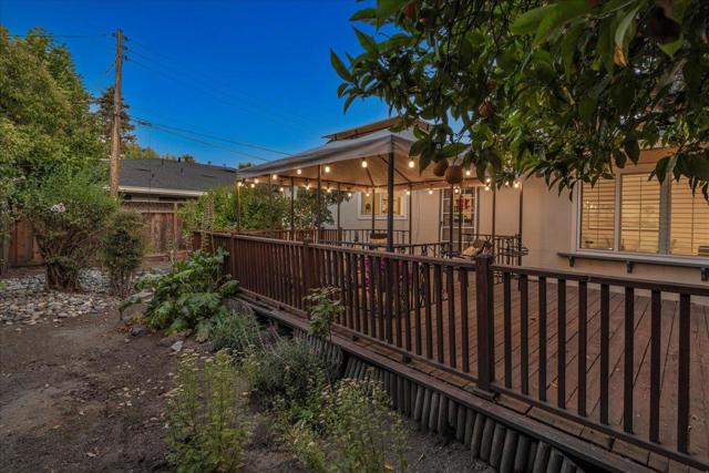 337 Roble Avenue, Redwood City CA: https://media.crmls.org/mediaz/091f0851-8c75-4cbe-9924-b0b05a332afe.jpg