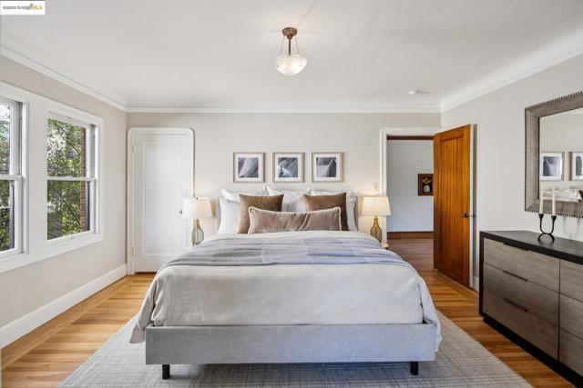 700 Longridge Rd, Oakland CA: https://media.crmls.org/mediaz/091f75c1-cbdc-4a72-8192-0fe2fbd3b51d.jpg