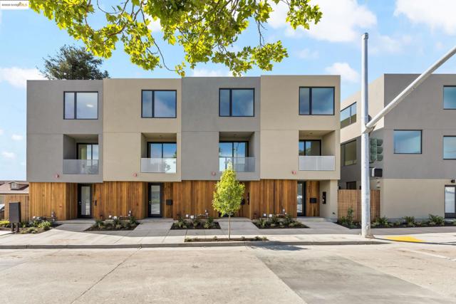 4031 Park Blvd, Oakland CA: https://media.crmls.org/mediaz/091f90ae-bdb6-42e2-885a-6bf4093a27f3.jpg