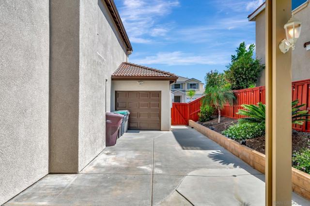 23860 Hollingsworth Dr, Murrieta CA: https://media.crmls.org/mediaz/091fd6df-c851-460b-b488-6b6d0dc4894c.jpg