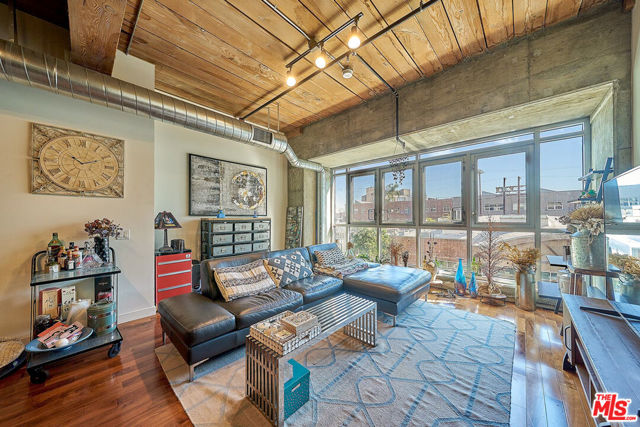 530 S Hewitt Street, Los Angeles CA: https://media.crmls.org/mediaz/09200a50-b19a-4891-829e-32dd6066a089.jpg
