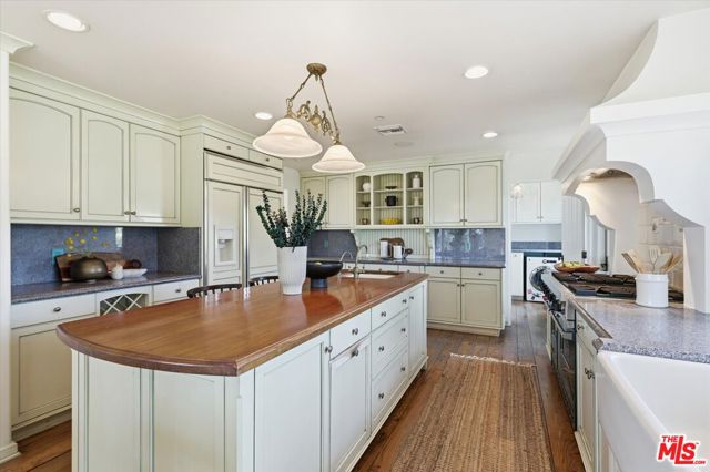 1284 Lago Vista Drive, Beverly Hills CA: https://media.crmls.org/mediaz/09202a74-1dd9-4b73-bd10-1611ed47d8b2.jpg