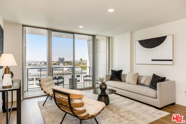 8500 Burton Way, Los Angeles CA: https://media.crmls.org/mediaz/0921d5b2-7c49-4cee-8464-8b1aa66f651e.jpg