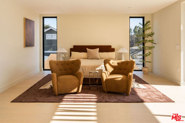 2457 Glyndon Avenue, Venice CA: https://media.crmls.org/mediaz/0922b33a-9121-47df-bd20-606fc717b426.jpg