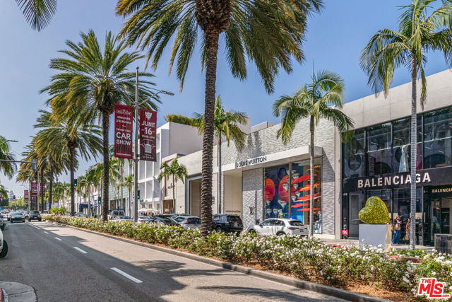 8535 W West Knoll Drive, West Hollywood CA: https://media.crmls.org/mediaz/0923834f-75e3-4b35-9b5b-0a51563f15de.jpg