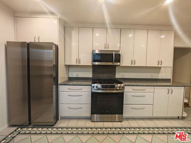 1107 Alfred, Los Angeles CA: https://media.crmls.org/mediaz/0923cf25-f8e4-40b6-b700-d58e502a14b2.jpg