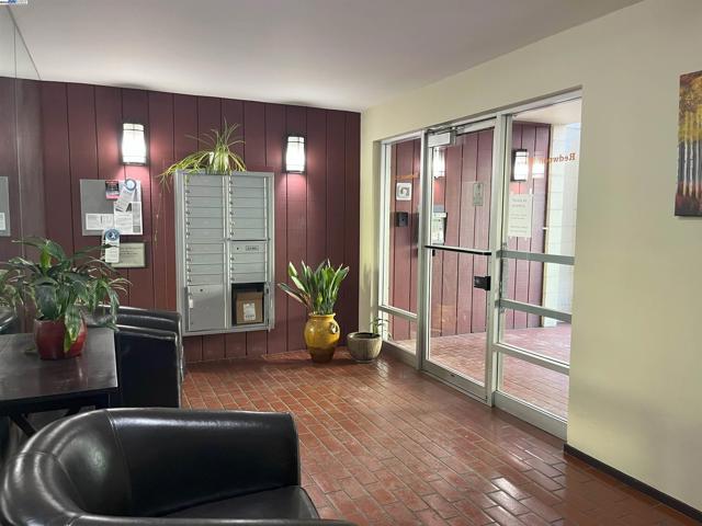 3751 Harrison St, Oakland CA: https://media.crmls.org/mediaz/0923d4c2-d71f-414c-8a00-f060b1ea9e7a.jpg