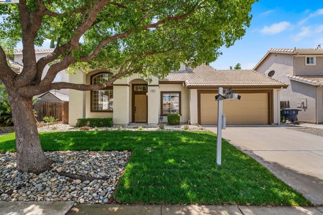 1970 Knollcrest Ln, Tracy CA: https://media.crmls.org/mediaz/0923e93d-9145-4a92-93dc-3c79a327b565.jpg