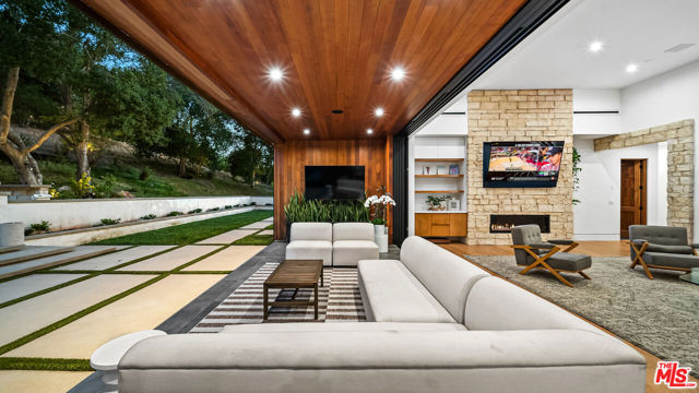 18762 Wells Drive, Tarzana CA: https://media.crmls.org/mediaz/0924029b-a265-412f-b72d-c673e353af3a.jpg