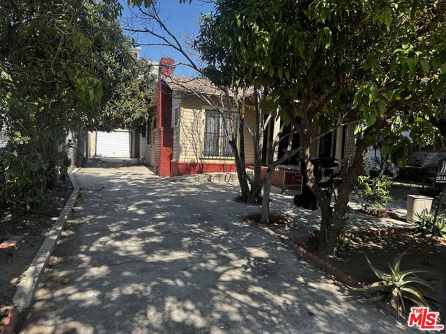 1183 W 37th Drive, Los Angeles CA: https://media.crmls.org/mediaz/092422a2-4f61-471d-b612-16da0b91c2e5.jpg