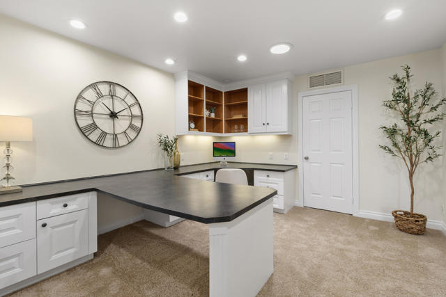 95 Lookout Drive, Palm Desert CA: https://media.crmls.org/mediaz/0924da5c-98ae-41c4-adcb-c2b94eed6adf.jpg