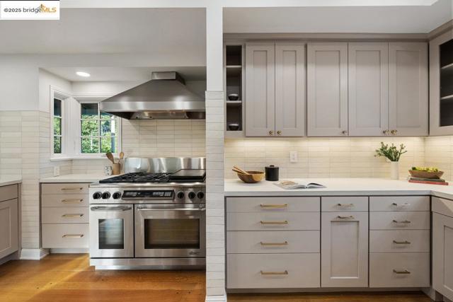6452 Ascot Dr, Oakland CA: https://media.crmls.org/mediaz/09251f21-256a-4025-9a60-ff4d3ef619e9.jpg