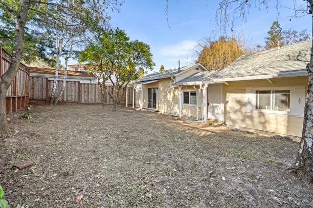 2066 Sterling Avenue, Menlo Park CA: https://media.crmls.org/mediaz/0925a8ab-6122-45e6-b46d-728bf47d41e7.jpg