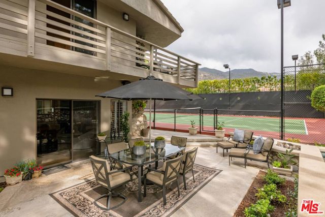 17765 Camino De Yatasto, Pacific Palisades CA: https://media.crmls.org/mediaz/09260e95-aba3-451e-9187-6ce020878faa.jpg