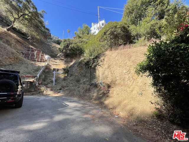 5897 Lorae Place, Los Angeles CA: https://media.crmls.org/mediaz/0926d78a-a53e-4377-b235-16090574860d.jpg