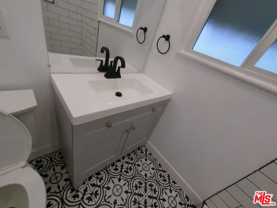 https://media.crmls.org/mediaz/09284500-9b02-431f-9dfb-3dacd3573c68.jpg?preset=X-Large