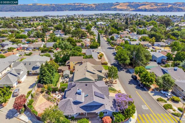 300 Saint Augustine Ct, Benicia CA: https://media.crmls.org/mediaz/09299229-925c-4315-8f64-d1f9d90519e5.jpg