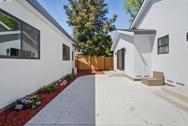 175 N Frances St, Sunnyvale CA: https://media.crmls.org/mediaz/0929cfca-cf78-4635-8d57-d32ea76d501d.jpg