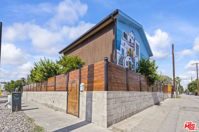 17660 Martha Street, Encino CA: https://media.crmls.org/mediaz/092a1b7b-bd97-4ccd-839a-194efa8103c9.jpg