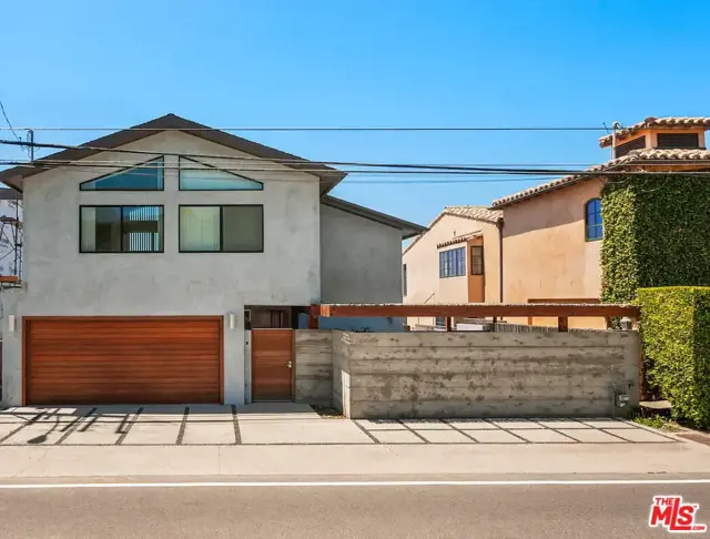 24608 Malibu Road, Malibu CA: https://media.crmls.org/mediaz/092b24ca-ea55-4424-ad5c-d2f267689cab.jpg