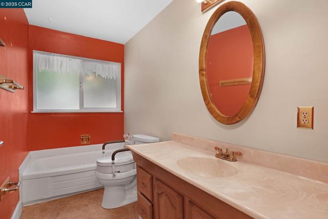 1801 Whitman Rd, Concord CA: https://media.crmls.org/mediaz/092b3a32-6941-4d15-aac3-ad6742c7aeb9.jpg