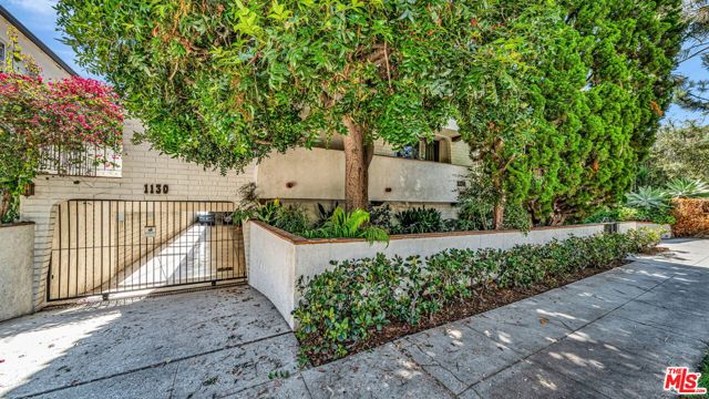 1130 9th Street, Santa Monica CA: https://media.crmls.org/mediaz/092be7e4-ac91-43d4-b6b7-f61a24c27845.jpg