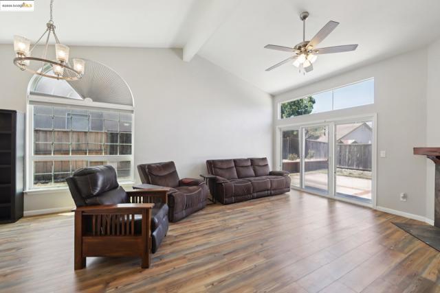 2118 Connie Ln, Oakley CA: https://media.crmls.org/mediaz/092c4b1b-0d24-4b7c-90be-571db7016472.jpg