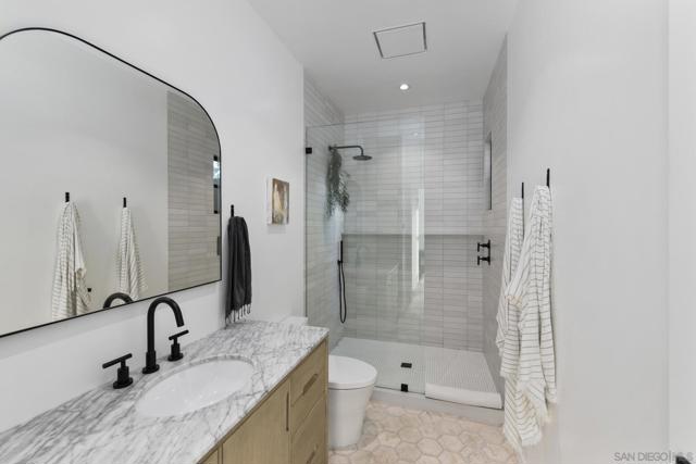 4223 Middlesex Dr, San Diego CA: https://media.crmls.org/mediaz/092d02c1-7b76-40e1-a2c7-ad26a869fa50.jpg