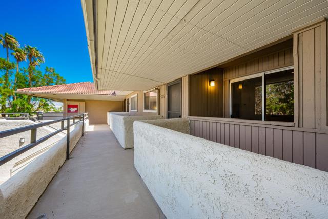 550 N Villa Court, Palm Springs CA: https://media.crmls.org/mediaz/092d45e3-4a82-4c5f-b127-68a64208c110.jpg