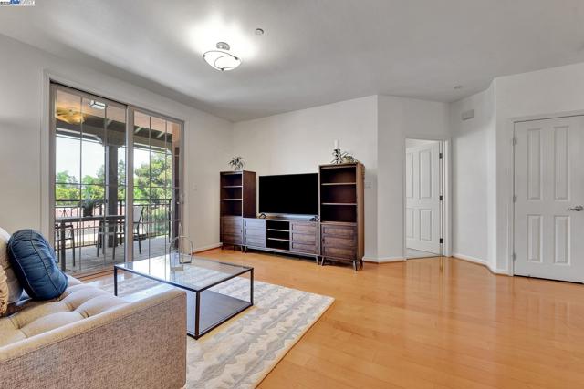 20500 Town Center Ln, Cupertino CA: https://media.crmls.org/mediaz/092d7812-a290-4e2e-9bb3-3158f14526ae.jpg
