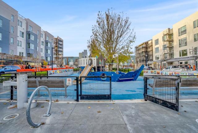 10 Innes Court, San Francisco CA: https://media.crmls.org/mediaz/092e197f-6276-406b-ae21-90597d2f81d2.jpg