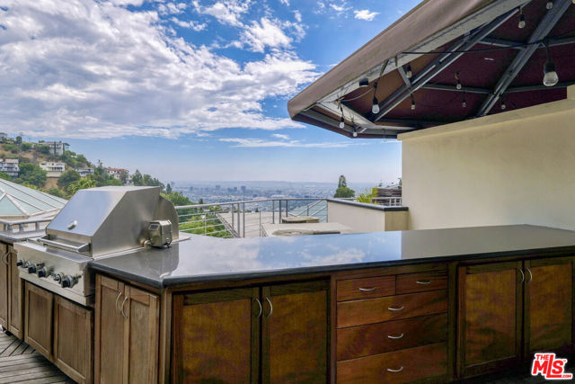 8835 Evanview Drive, Los Angeles CA: https://media.crmls.org/mediaz/092eddda-a1ee-49c4-bec5-8c3eb75f9e1e.jpg