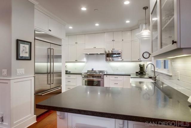 240 B Avenue, Coronado CA: https://media.crmls.org/mediaz/092fbbcf-0030-49ae-9dac-9003a3b468c4.jpg