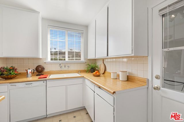 15036 Dickens Street photo 8