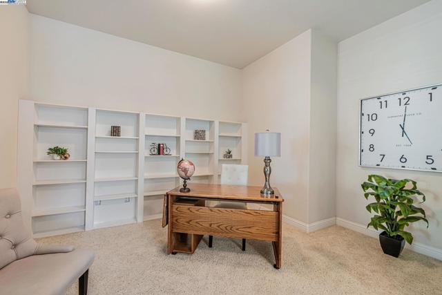 2453 Gardenstone Pl, Manteca CA: https://media.crmls.org/mediaz/09300cd0-5343-4ced-8228-32183387e6ce.jpg
