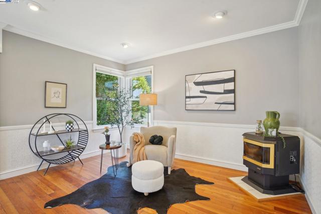 400 Paloma Ave, Pacifica CA: https://media.crmls.org/mediaz/093076c1-5950-4a3e-9b81-edeb3745cdb6.jpg