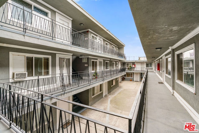 6812 11th Avenue, Los Angeles CA: https://media.crmls.org/mediaz/09309c34-3a1e-4603-af0c-5e410c75bdea.jpg