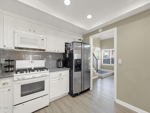 190 Donegal Avenue, Newbury Park CA: https://media.crmls.org/mediaz/0931ae7e-b9d7-4d59-acab-13eae7676c28.jpg