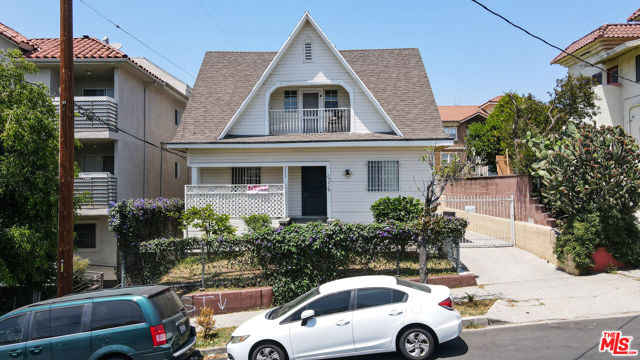 2963 San Marino Street, Los Angeles CA: https://media.crmls.org/mediaz/093269f1-c3d7-463a-9231-c9d356a01dfe.jpg