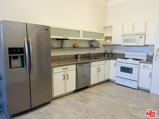 1912 Broadway, Santa Monica CA: https://media.crmls.org/mediaz/09332897-db10-41b2-8595-6367cf58e143.jpg