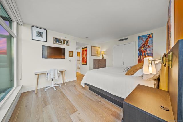 1199 Pacific Hwy, San Diego CA: https://media.crmls.org/mediaz/09347ee6-0f88-429c-8691-b864979b4271.jpg