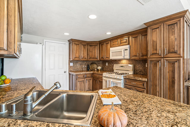 76955 Turendot Street, Palm Desert CA: https://media.crmls.org/mediaz/0934cc3b-cc81-4297-b113-753180b530df.jpg