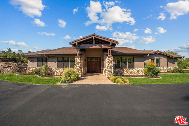 32070 Via Vera, Bonsall CA: https://media.crmls.org/mediaz/093575b8-a9f0-4af8-b8b8-00eead3c25b8.jpg