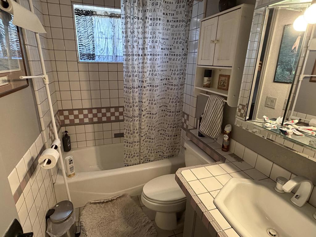 https://media.crmls.org/mediaz/0935cb01-9d66-4b8b-8c2b-a36b8c88eaaf.jpg?preset=X-Large